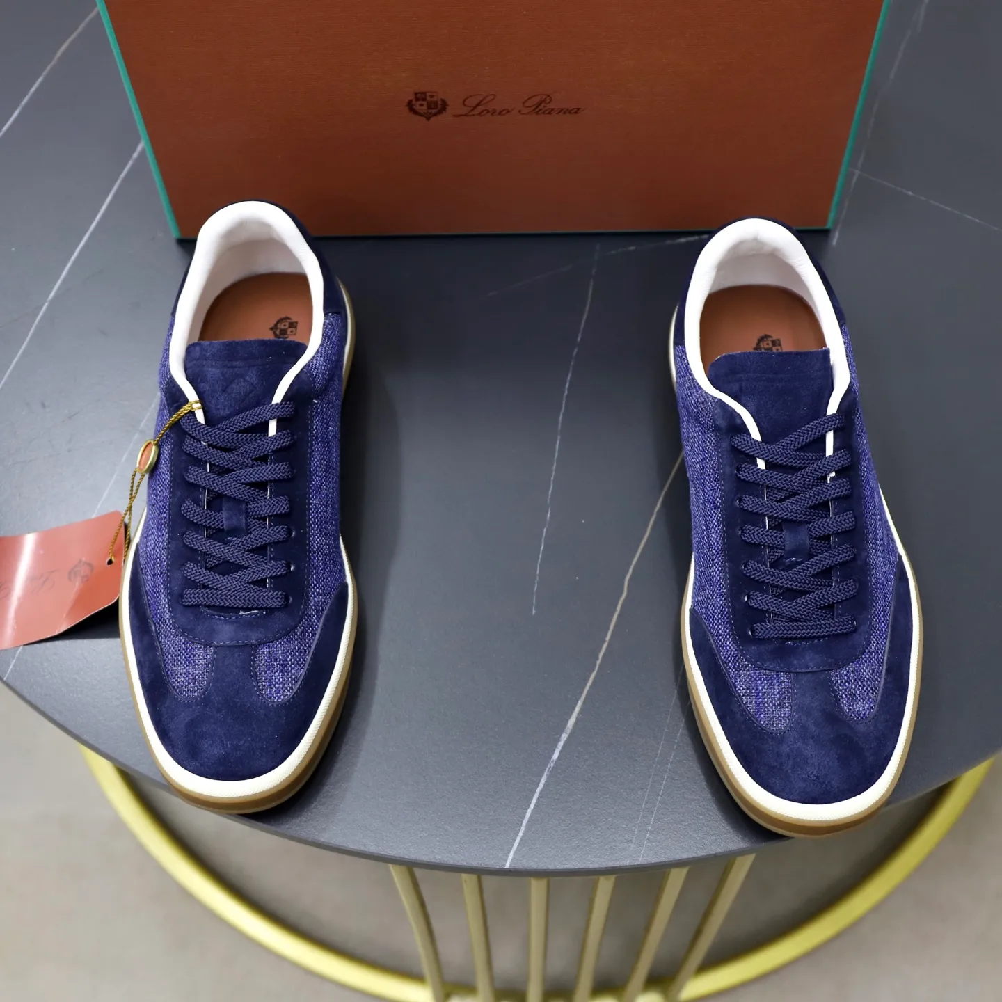Ex-factory price: 540💰Loro Riana men’s moral training sneakers! Made from high-quality materials and designed in a low-cut silhouette, it offers an elegant and stylish look that's suitable for year-round wear. The unique double-layer sole aesthetic design, caramel cup-shaped outsole is decorated with off-white rubber trim, creating an attractive color combination. Pair with tailored pieces or jeans for a sophisticated yet casual look. The heel is decorated with soft cow leather tongue with Kummel color inserts and cotton laces with embossed LP logo. Upper: cow split suede stitching knitted fabric. Lining: original thickened soft sheepskin. Size: 38-39-40-41-42-43-44 (customized in 45.46)